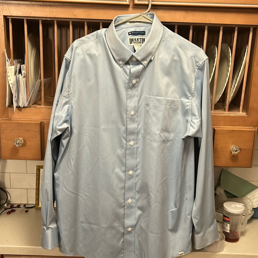 Duluth Trading Co wrinklefighter dressShirt Size M- never worn